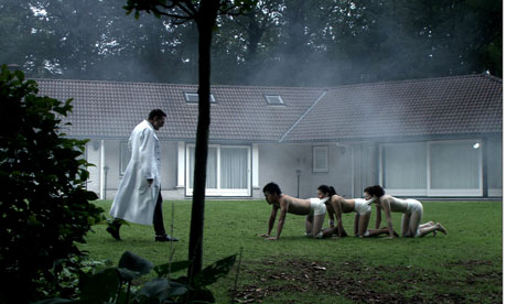 The human centipede, mille-pattes humain