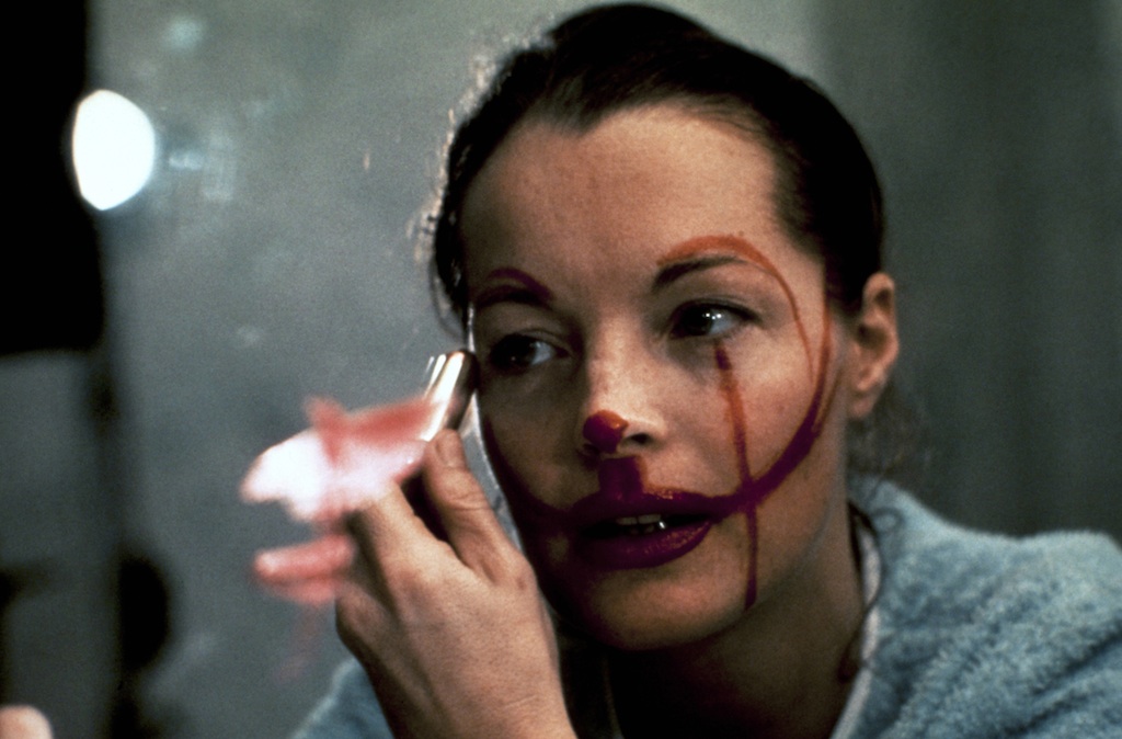 Romy Schneider with German actor Klaus Kinski sur le tournage du film L'important c'est d'aimer) réalisé par Polish filmmaker Andrzej Zulawski, 1974.