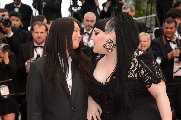 Beth Ditto chanteuse de Gossip avec sa petite amie Kristen sur le tapis rouge