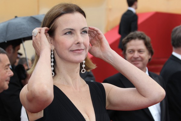 Carole Bouquet monte les marches du festival de Cannes 2012