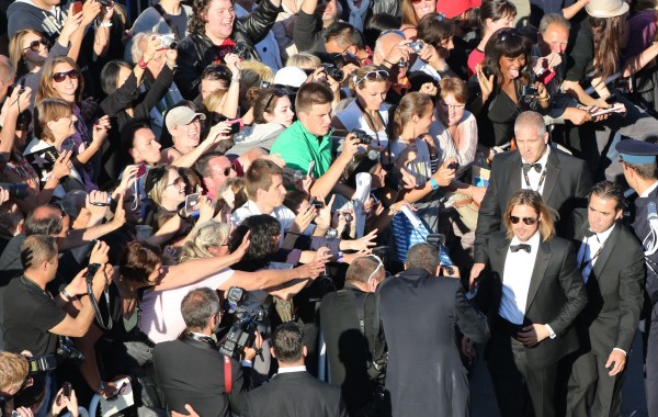 Festival de Cannes 22 mai 2012 Brad Pitt et ses fans montée des marches tapis rouge