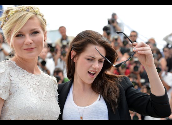 Kristen Stewart et Kristen Dunst Sur la route montée des marches Festival de Cannes 2012 tapis rouge Kristen Stewart et Kristen Dunst Sur la route montée des marches Festival de Cannes 2012 tapis rouge