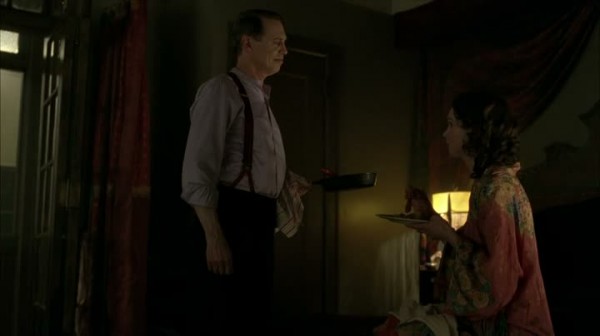 Nucky se sent mieux à new York qu' à Atlantic City. Il fait même la cuisine