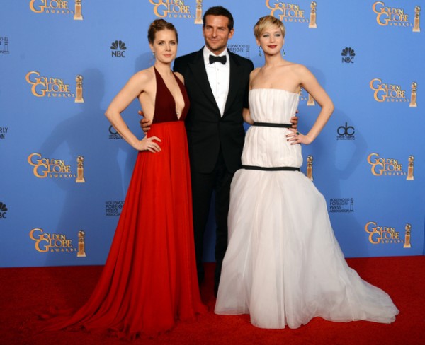 Bradley Cooper, avec ses deux partenaires lauréates des Golden Globes : Amy Adams et Jennifer Lawrence