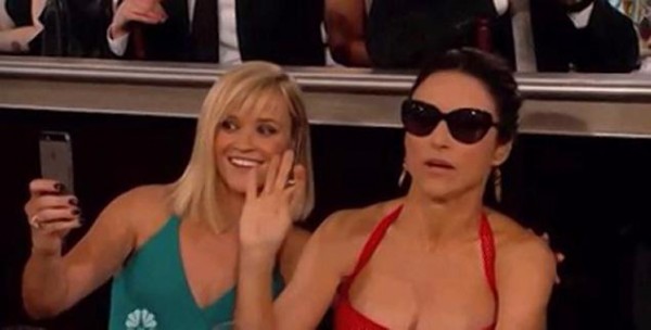 Reese Witherspoon tente un ' selfie ' avec Julia Louis Dreyfus