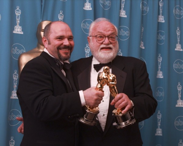 Anthony Minghella et Saul Zaentz lors de la soirée des Oscars 1997