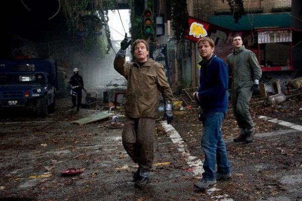 Bryan Cranston, Gareth Edwards et Aaron Taylor-Johnson sur le tournage de Godzilla