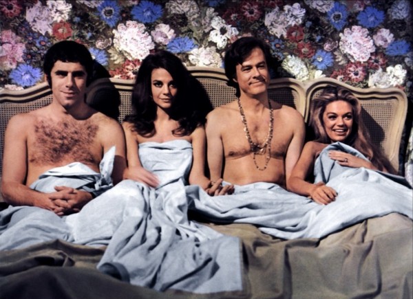 Elliott Gould, Natalie Wood, Robert Culp et Dyan Cannon (Ted, Carole, Bob et Alice, dans le désordre)