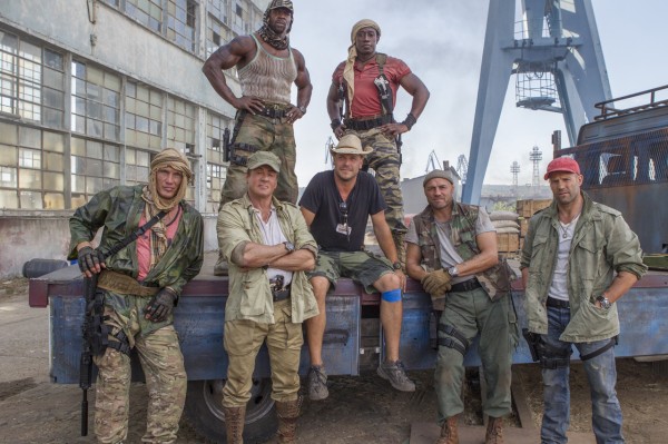 Photo de plateau Premier plan : Lundgren, Stallone, Patrick Hughes le réalisateur, Randy Couture et Jason Statham Deuxième plan : Terry Crews et Wesley Snipes