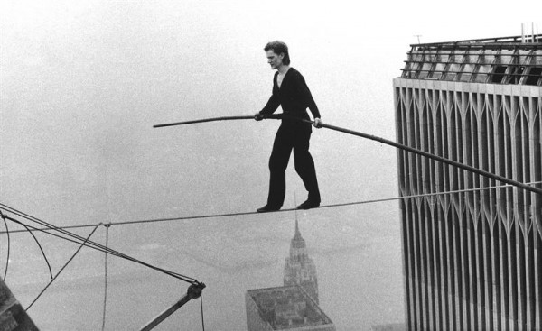 Philippe Petit entre les deux tours du World Trade Center