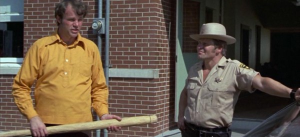 Joe Don Baker et son gourdin dans Justice Sauvage