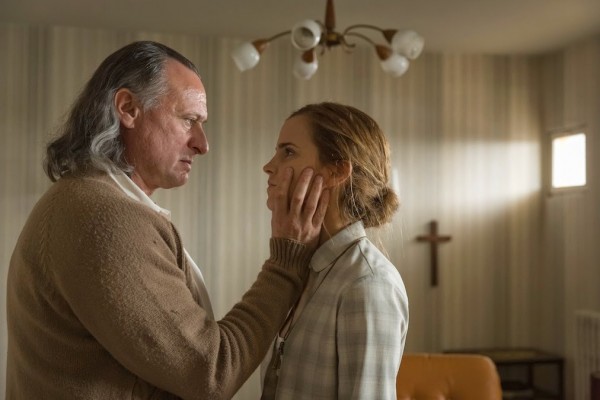 Michael Nyqvist et Emma Watson dans Colonia