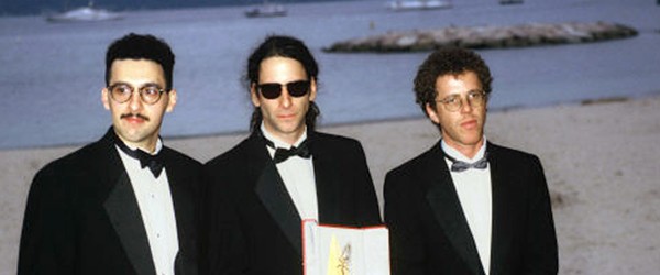 John Turturro, Joel et Ethan Coen avec la Palme d'or pour Barton Fink (© Sipa)