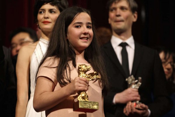 Hana Saedi, nièce de Jafar Panahi, qui représentait son oncle toujours bloqué en Iran  (photo : Michael Sohn/AP/SIPA)