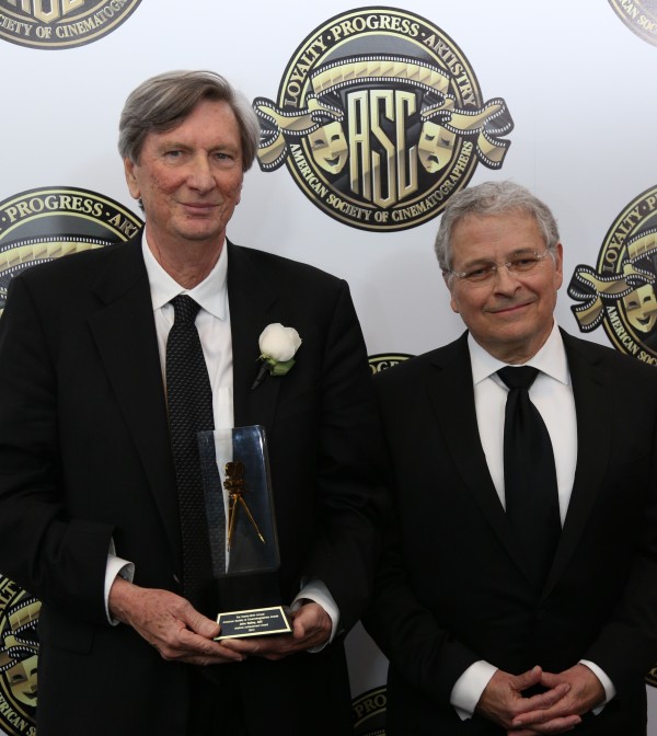 John Bailey avec son réalisateur fétiche Lawrence Kasdan qui lui a remis son trophée  (photo: Artur Gubin)