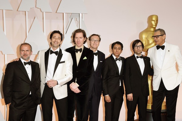 Le producteur Jeremy Dawson, Adrien Brody, Wes Anderson, Hugo Guinness, Tony Revolori, Jason Schwartzmann et Jeff Goldblum (photo : Jason Merritt/Getty Images)