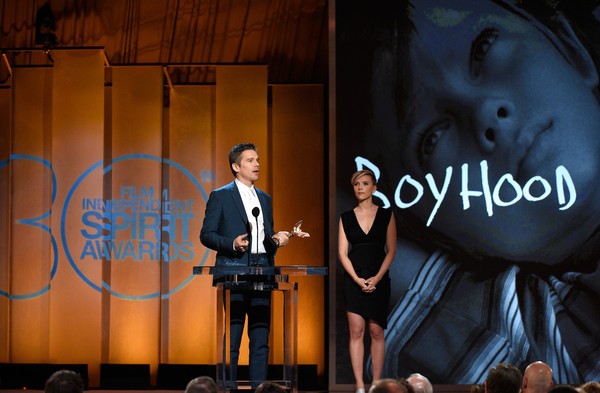 Ethan Hawke reçoit le prix de Richard Linklater  aux côtés de Scarlett Johansson (photo : Kevork Djansezian/Getty Images) 