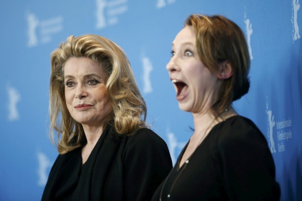 Catherine Deneuve et Emmanuelle Bercot lors de la présentation de Elle s'en va à Berlin (© Thomes Peter/Reuters)