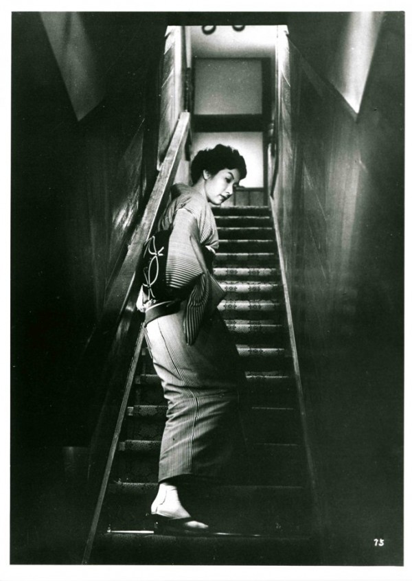 quand-femme-monte-escalier