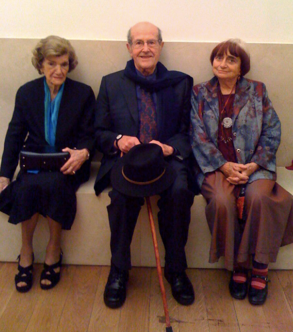 « Nous voilà : Maria-Isabel, Manoel et moi. On a fait le calcul. On totalise : 276 ans. » (extrait de l’épisode 1 de « Agnès de ci de là Varda », 2011)