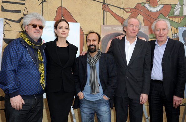 Pedro Almodovar, Angelina Jolie, Asghar Farhadi, Luc Dardenne et Jean-Pierre Dardenne lors d'une réunion à l'American Cinematheque entre nommés pour la catégorie du meilleur film en langue étrangère lors de la 69ème cérémonie des Golden Globes en 2012.