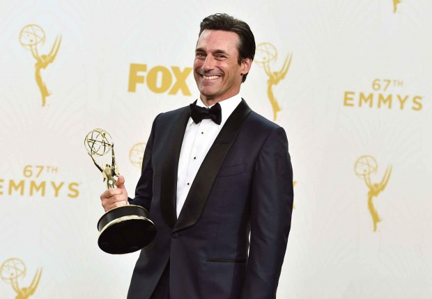 2048x1536-fit_jon-hamm-remporte-emmy-meilleur-acteur-serie-dramatique-mad-men-20-septembre-2015