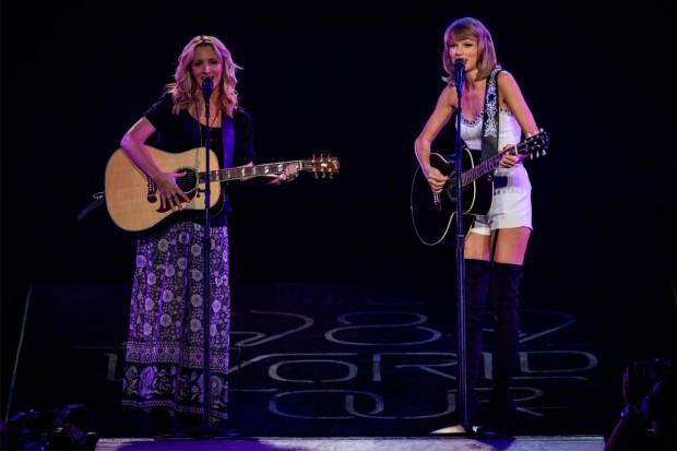 LISA KUDROW ET TAYLOR SWIFT SUR SCENE CHANTENT « SMELLING CAT »