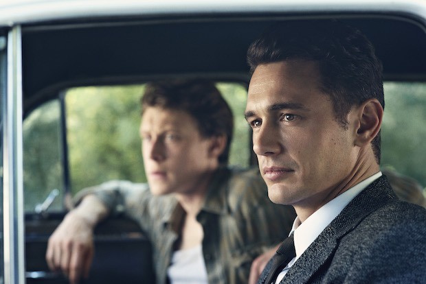 James Franco avec George Mackay à l'arrière-plan