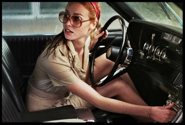 Freya Mavor dans La Dame dans l'auto avec des lunettes et un fusil