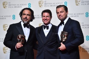 Alejandro González Iñárritu et Leonardo DiCaprio entourent Tom Cruise qui tape l'incruste (photo : AFP)