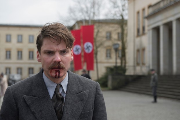 Daniel Brühl dans Alone in Berlin