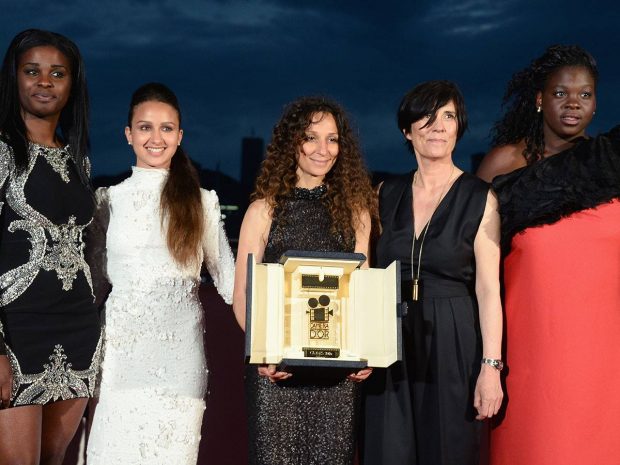 Houda Benyamina, Caméra d’or pour Divines, avec la présidente du jury de la Caméra d'or Catherine Corsini et l’équipe de Divines © D. Charriau / Getty Images