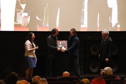 Tamas Zanyi (au centre, à gauche) Sound Designer du film Le fils de Saul recevant son Prix Vulcain de la main de László Nemes (au centre, à droite), en présence de Pierre William Glenn, président de la CST, en septembre à l’Espace Pierre Cardin.