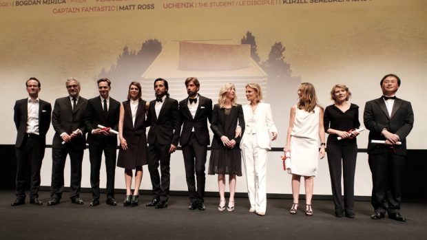 De gauche à droite : Juho Kuosmanen, Michael Dudok de Wit, Matt Ross, Céline Sallette, Diego Luna, Ruben Östlund, Jessica Hausner, Marthe Keller, Delphine Coulin, Muriel Coulin et Koji Fukada (© M. Petit / FDC)