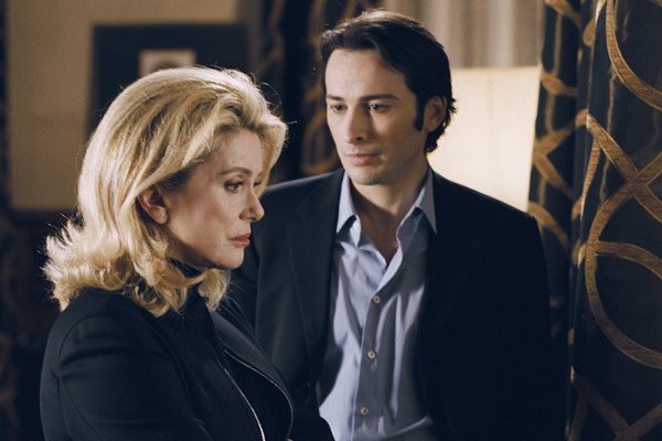 Catherine Deneuve et Michaël Cohen dans Le Héros de la famille