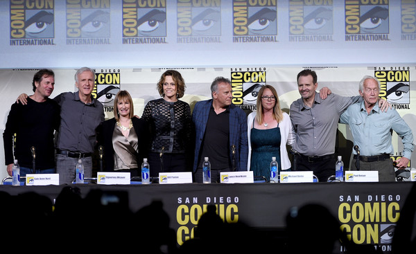 Bill Paxton, James Cameron, Gale Anne Hurd, Sigourney Weaver, Paul Reiser, Carrie Henn, Michael Biehn et Lance Henriksen réunis pour le panel consacré au trentième anniversaire de la sortie de Aliens, le retour lors du Comic Con 2016 à San Diego (photo : Kevin Winter/Getty Images North America)