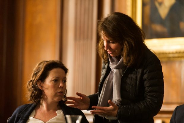 Olivia Colman et Susanne Bier sur le tournage de The Night Manager