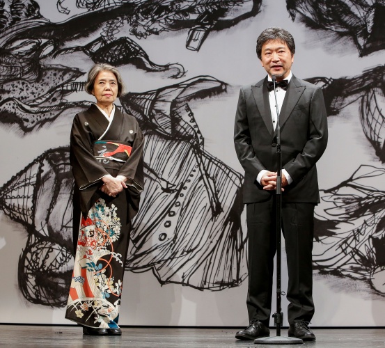 Le réalisateur Kore-eda Hirokazu et l'actrice Kirin Kiki pour Après la tempête (photo : Montse Castillo)