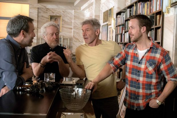 Denis Villeneuve, Ridley Scott, Harrison Ford et Ryan Gosling sur le plateau (photo : Stephen Vaughan)