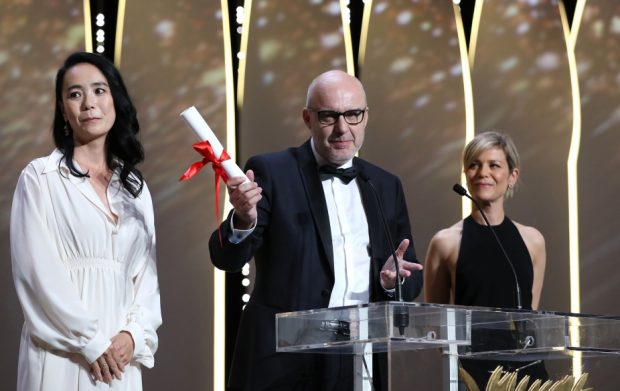 Juanjo Gimenez, Palme d'or du court métrage pour Timecode, entouré de Naomi Kawase et de Marina Foïs (© Valéry Hache / AFP)