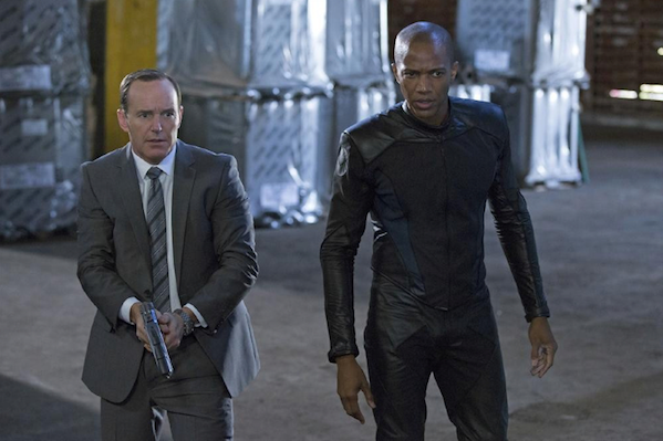 Agent Coulson (Clark Gregg) et Mike Peterson (J.August Richard) combattent côte à côte