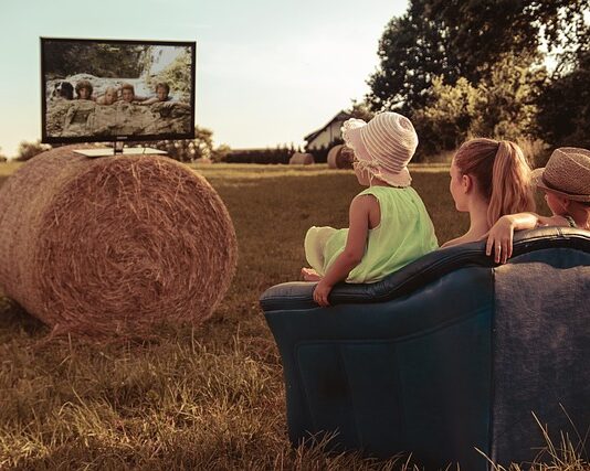 Pourquoi l’été est la saison des rediffusions de films à la télévision