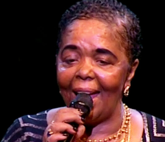 Critique Express : Cesária Évora, la diva aux pieds nus