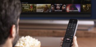 Comment trouver facilement un bon film à regarder en VOD ? Homme cherchant un film sur sa plateforme VOD