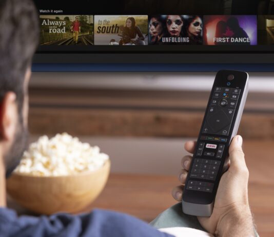 Comment trouver facilement un bon film à regarder en VOD ? Homme cherchant un film sur sa plateforme VOD