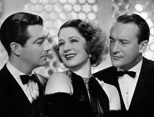 Critique : Her Cardboard Lover