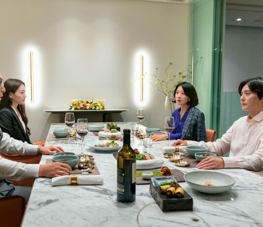 Critique : A normal family