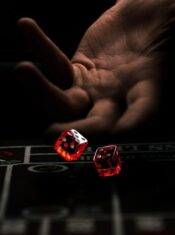 Derrière le velours rouge : Pourquoi les cinéastes ne cessent de revenir aux salles de casino