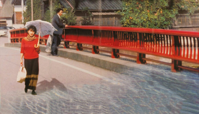 De-l-eau-tiede-sous-un-pont-rouge-Bannière