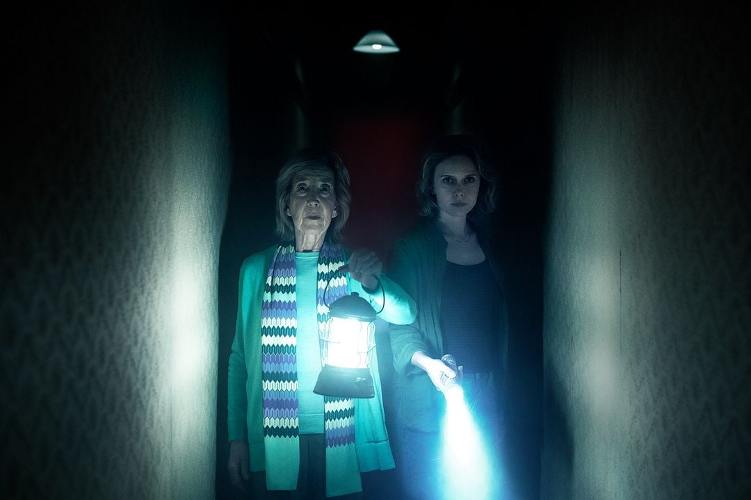 Lin Shaye et Amelia Eve dans Insidious : l'invasion du lointain
